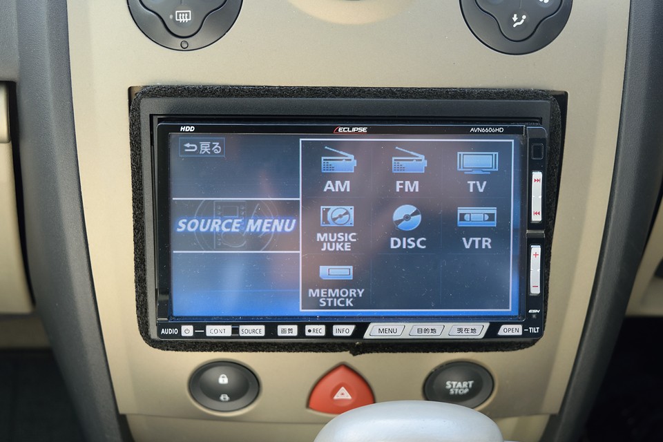 AVソースはご覧の通り、AM／FM、TV、読み込ませたCDの内臓HDDからの再生、それにDVDにも対応！
