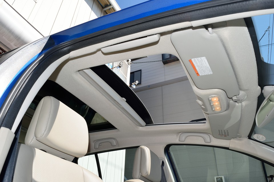 前席のみ電動開閉機構付き！グラスルーフはそれだけで気持ち良いのですが、こうやって開けた時の風は、やっぱサイコ～！