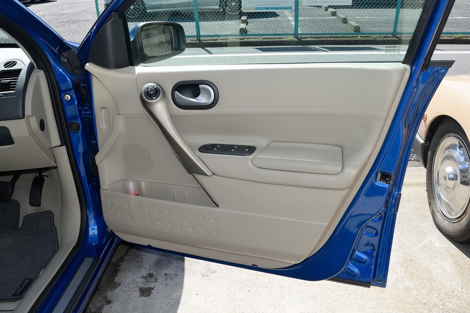 フロントドア内張りです。室内全体にわたって目立つ汚れやキズのない清潔な状態です。この時代のルノーでは良くあるドアインナーハンドルの塗装ハゲも皆無！気持ちよくお乗りいただけます！