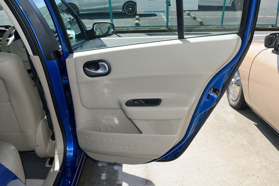 リアドア内張りです。ほとんど未使用？っていう状態です。見にくいですが、汚れの無いドアヒンジの辺りをご覧いただけば、推して知るべし！車両の状態もお判りいただけるかと。