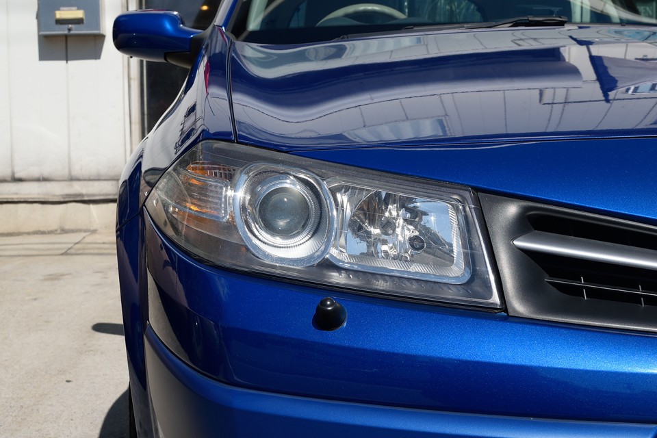 必ず白く劣化してしまうヘッドライトもご覧の通りクリア～！目を凝らして見れば若干の劣化はどうしてもありますが、軽い磨きでキレイになりそうです。がんばって磨いておきま～す！