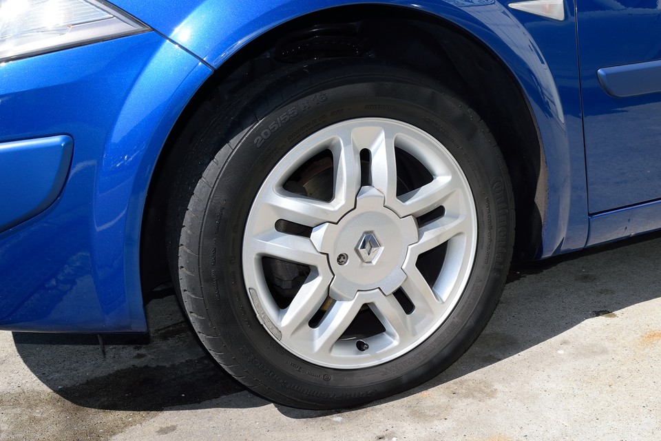 純正アルミホイールにも目立つガリキズは見受けられません。ご覧のセンターキャップのロックアダプターももちろん御座いますのでご安心を！これ紛失しちゃう事も多いんですよね、タイヤ交換時に大慌てしなくて済みます。