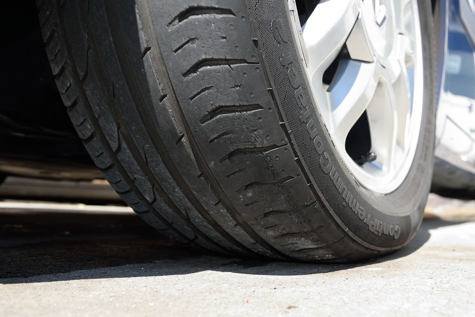 走行少ない事も有り、タイヤは新車時のままのようです。なので、ご覧の通りの山無し、ヒビヒビ状態・・・この状態でお売りするわけにもいきませんので、ご成約いただきましたら新品ミシュランタイヤ4本（工賃込で5～6万円相当）を交換サービスします！・・・言っちゃった（笑）