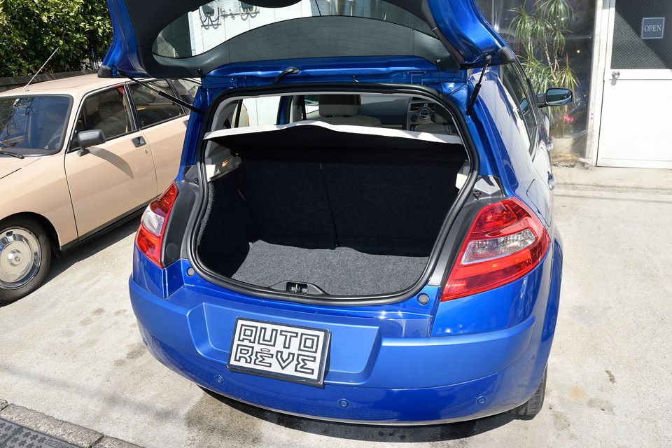 独特のリアスタイルなので、トランクハッチの開口部は少し狭いですが、スペースは意外にもタップリ！このデザインでこれだけのトランクスペースを確保するなんて・・・フランス人のトランクに対する執念を感じます。