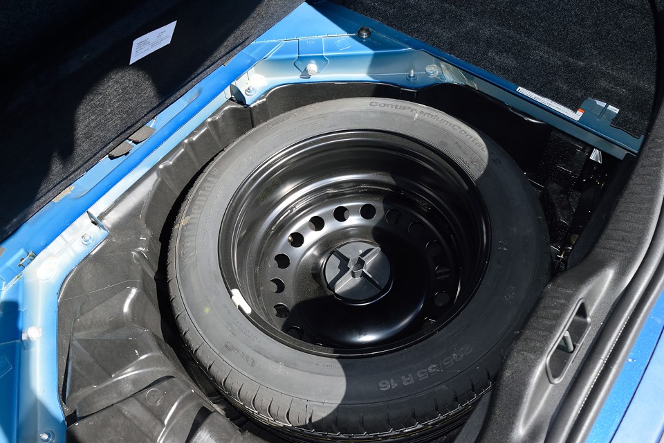 トランクマット下の床面とスペアタイヤです。修復歴はもちろん、汚れも無いのがお判りいただけるかと・・・スペアタイヤも未使用です。