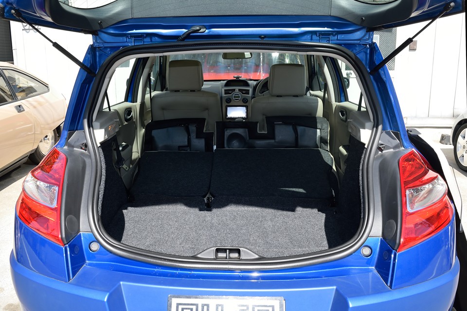 で、これがリアシートを畳んだトランクスペース最大の状態！これだけあれば、今、はやりの車中泊とか、引っ越しでも、夜逃げでも・・・（笑）