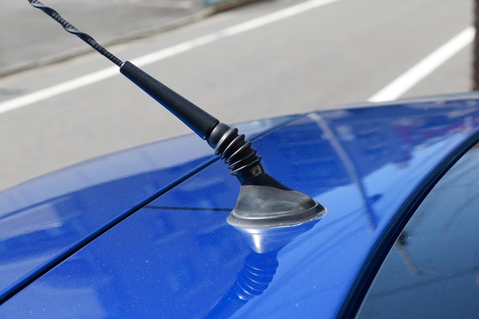 それと、マンションなんかの高さ制限のある立体駐車場をご使用の方には必須アイテム！アンテナの角度が自由に変えられるアンテナ―アジャスターも装備です！