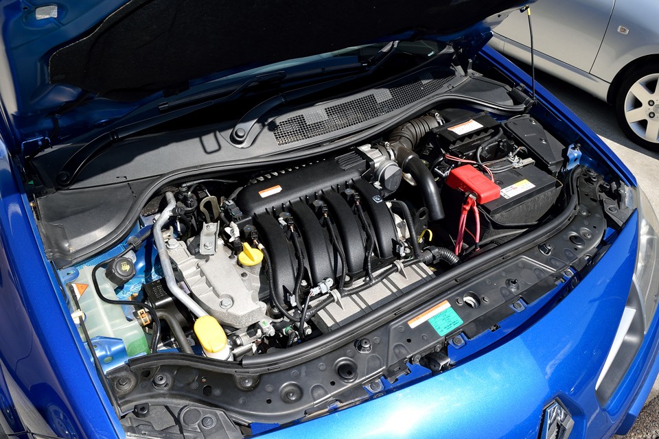 直列4気筒DOHC、1998cc、最高出力133ps/5500rpm、最大トルク19.5kg・m/3750rpmを発生するエンジン！ルノー車の特徴でもある、低回転からトルクフルな特性は、数字以上のパワフルさを感じます。それに・・・メカニックの手が汚れないほどキレイなエンジンルーム、Ｔベル＆Ｗポン交換済、・・・他に何かっ？
