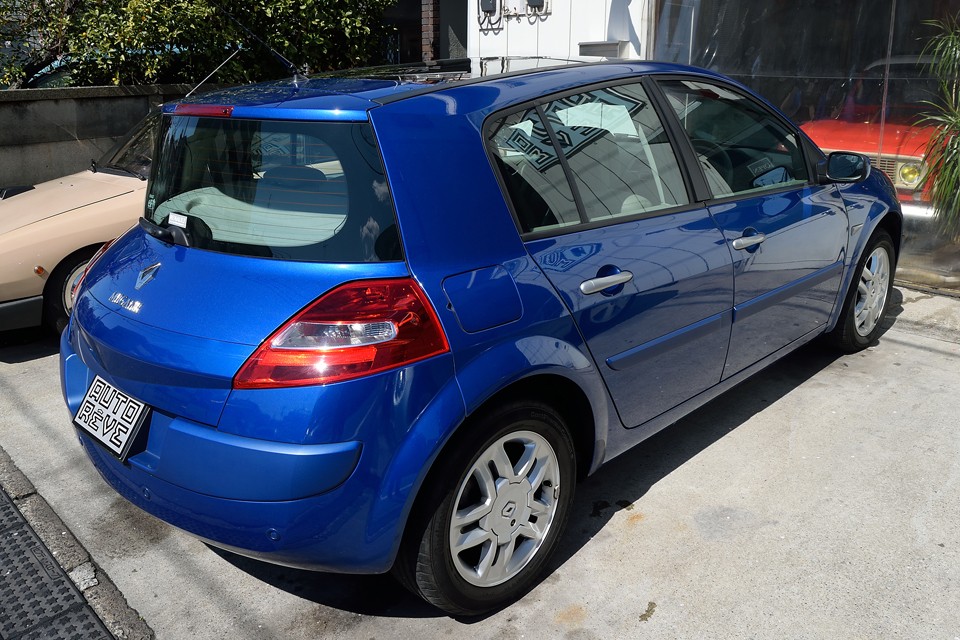 まさに、使い古された既存のデザインに抵抗するかのような、アヴァンギャルドさが見事に表現されているのではないかと・・・。