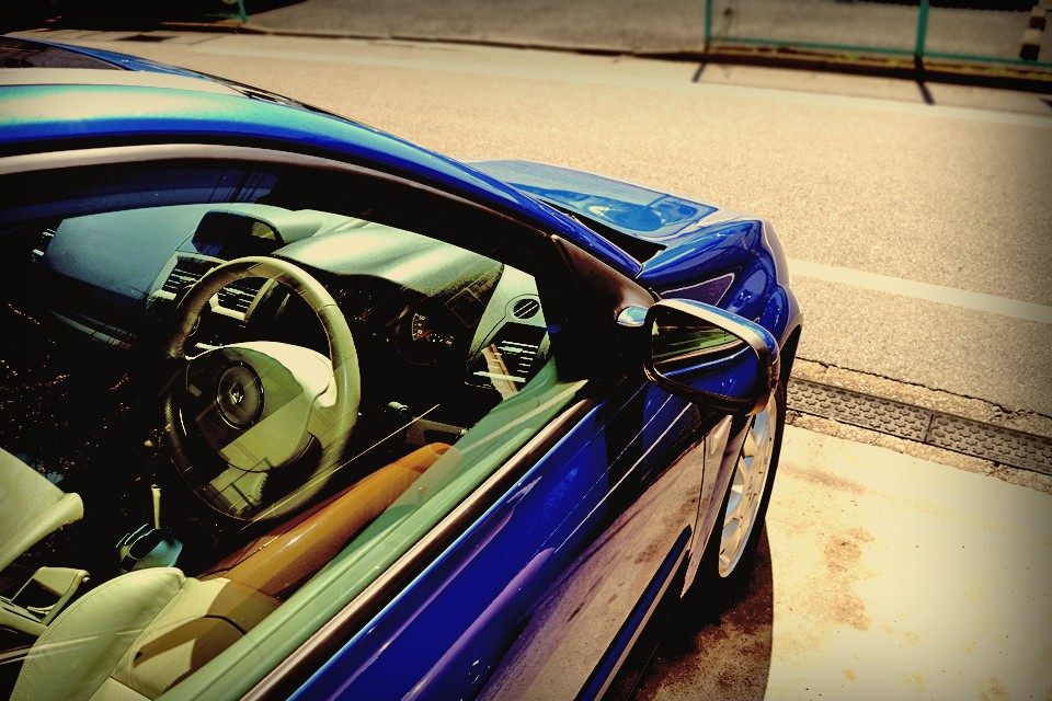 だって、あと5℃内側に傾いていればクリフカットと呼べるほど切り立ったリアウインドウは、日本人では到底思い描くことさえ出来ないものだし・・・。