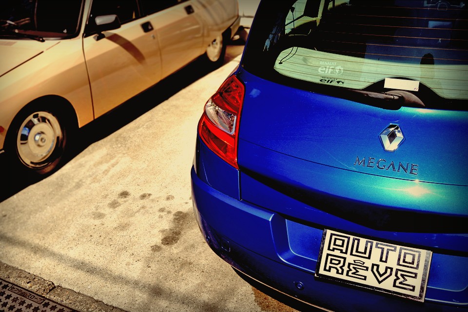 そんな異端とも思えるデザインなのに、インテリアを含め、クルマ全体としては、とてもエレガントな印象を受けるのは、馬車文化に育った者のDNAの成せる技かと・・・。