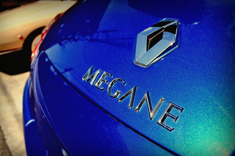 後席の乗員が山高帽を被っていても何ら違和感を感じないというか、むしろそのほうがしっくりとくるんじゃないかとさえ思えるのです。