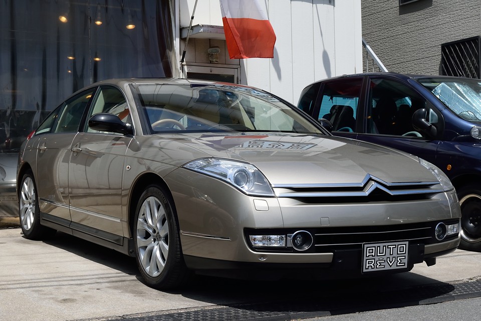 令和になって最初にご紹介するのは、とても華やかで清潔感溢れる印象の、2010（平成22）年式 シトロエンC6 エクスクルーシブ！国内正規ディーラー物としては最終年のホントの最後のモデル！