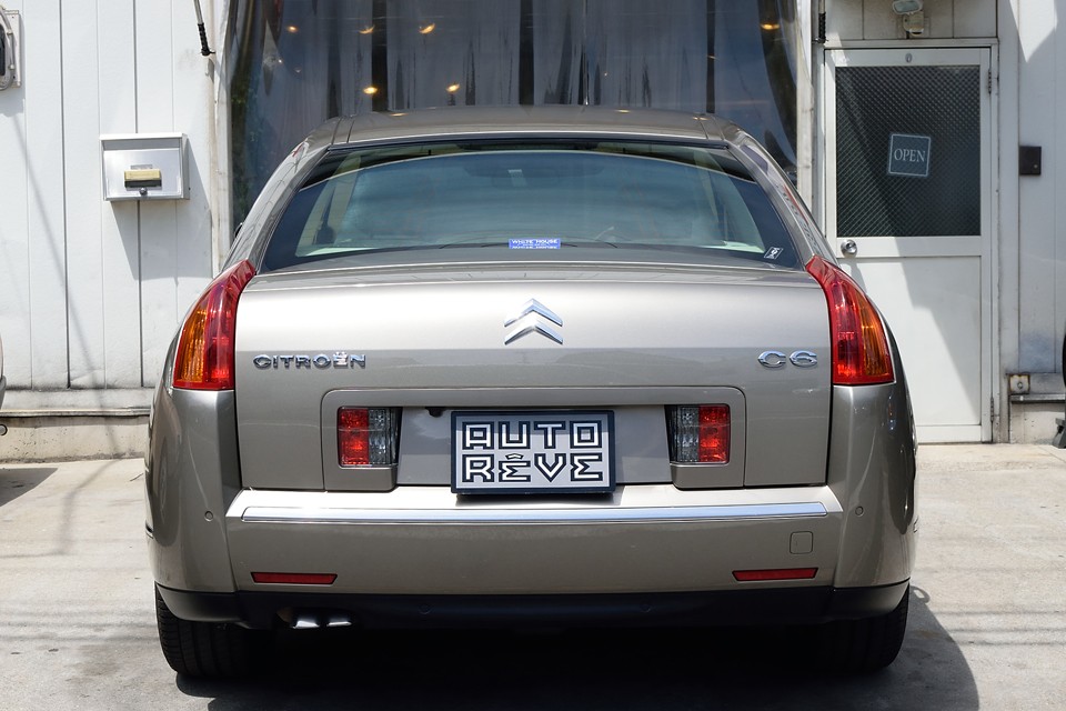 精悍なフロントマスクに比べ、少々野暮ったささえ感じるリアスタイル・・・他メーカーならこうしないよね、っていうところが、逆にシトロエンたる所以！結果、他車にはない個性的なスタイルなんですからね。