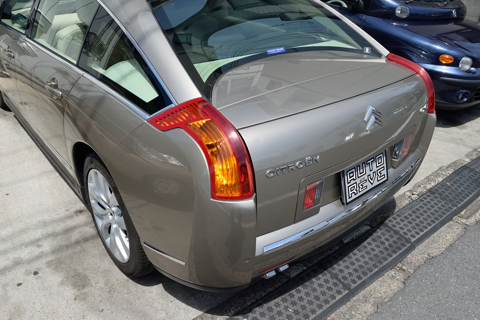 先ほど、少し野暮ったいなんて言ってしまいましたが、訂正・・・このリアレンズ、リアガラス、そしてトランクの実用性を考えたデザインは、革新的！と言う方が正しいですね。