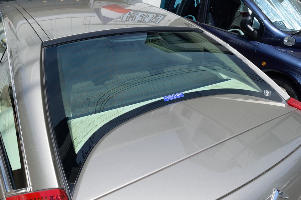 そんなに曲げなくても・・・っていうくらい曲がってます。しかも逆反り！でもこれデザインだけではなく、雨が流れやすく視界が確保しやすいとか、ルームミラーで後方を見た時、反射しないので見やすいとか、機能も考えられているのがスゴイところ！