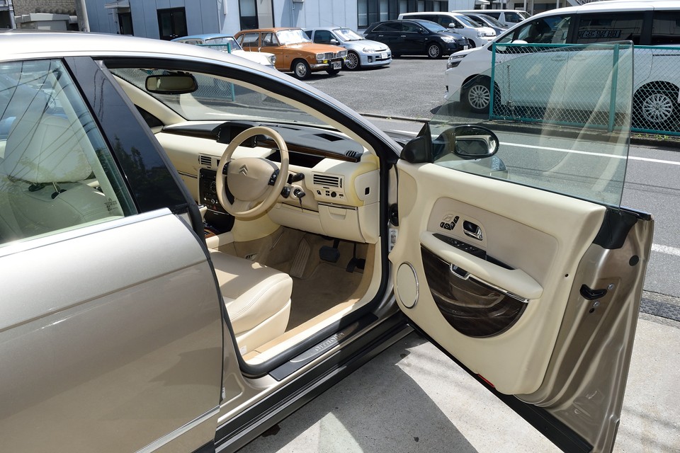 外装の美しい状態はお分かりいただけたと思いますので、それでは内装に行ってみましょう。どうぞご覧くださいませ。