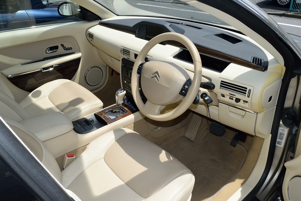 アイボリーで統一されたインテリアはなんともエレガント！アメ車やドイツ車だと白系のインテリアはドヤドヤ系が多く、下品な印象のものもありますが、そうならないのがフランス車！さすがファッションの国ですね。