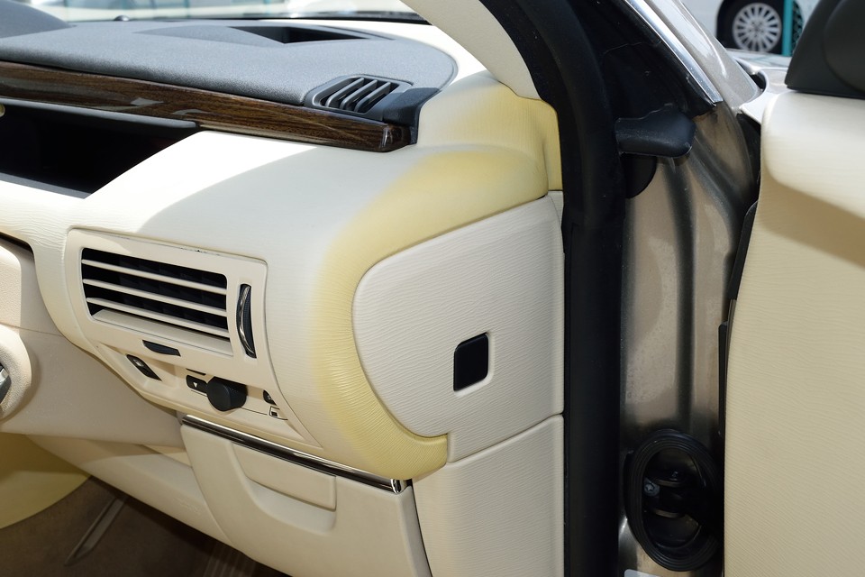 既にお気付きかと思いますが、持病のダッシュパネル両端の変色がこの個体にもあります。っていうか、日に当たって出来るものではなく、経年でほぼ必ず出てくる素材の問題のようです。だって日に当たらないところだけ変色するんですからね。