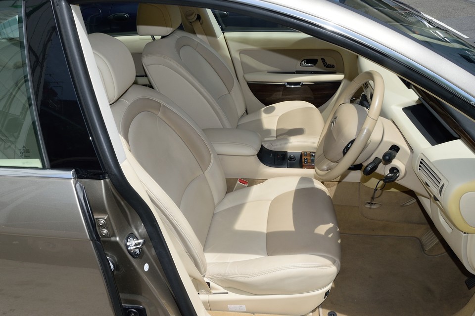 走行3.8万kmと少ないので、シートやインテリアは清潔そのもの！形状からも想像できると思いますが、体をすっぽりと包みこむシートは、あのCXやBXのシートを彷彿とさせます。