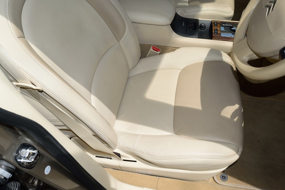 一番使用感のある運転席でこの状態です。もちろん若干のシワはありますが、目立つスレ、汚れが無いのがお分かりいただけると思います。