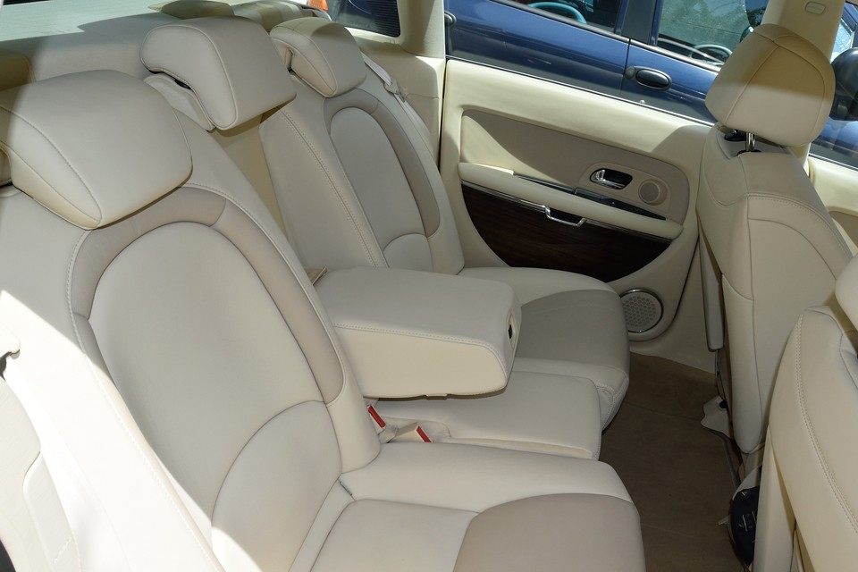 リアシート中央は収納式の肘掛も装備。これはリラックスできそうですねぇ、リアシートが一番快適なのは、高級車の証！