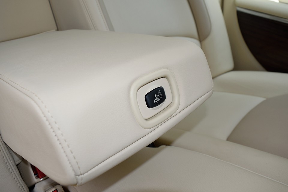 その肘掛にこんなスイッチが・・・これフロント助手席の前後スライドスイッチです。助手席後方に乗る方が操作出来る、いわばVIP専用スイッチ！・・・もしくは助手席嫌がらせスイッチ？！（笑）