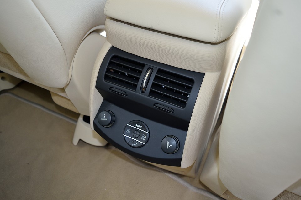 リアシート用の空調も風量、吹き出し口の切り替えが可能なVIP仕様！シガーライター2個は過剰装備だと思いますが・・・（苦笑）