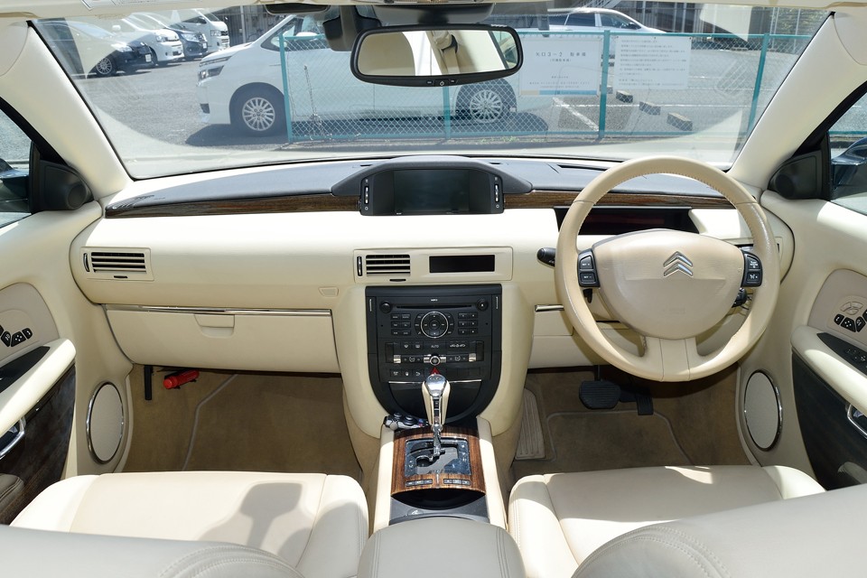 最近流行のギラギラメーターパネルとは違う、シックな色味と、左右シンメトリーの形状で、外観同様エレガントな印象のインテリア。まさに「大人のエレガンス」を感じさせます。