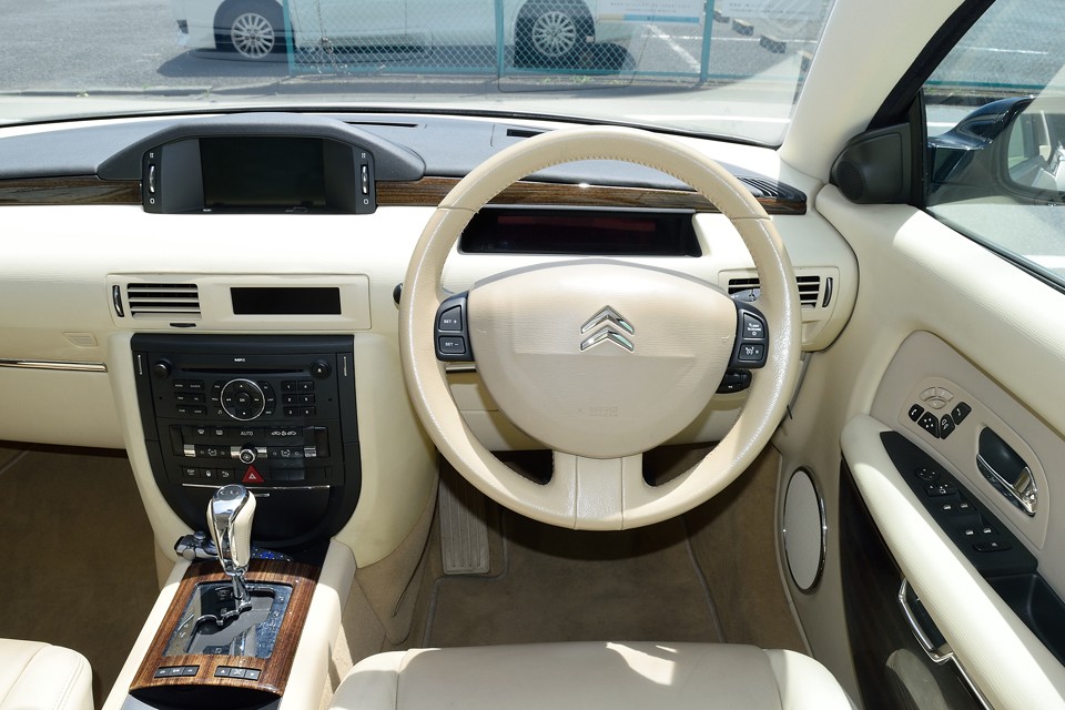 運転席に座ると「これでもかっ！」と主張するメーターがまず視界に入るクルマが多い中、それとは真逆のリラックス出来る雰囲気に癒されます。C6の場合、まず視界に入るのはウインドウ越しの外の風景ですからね。