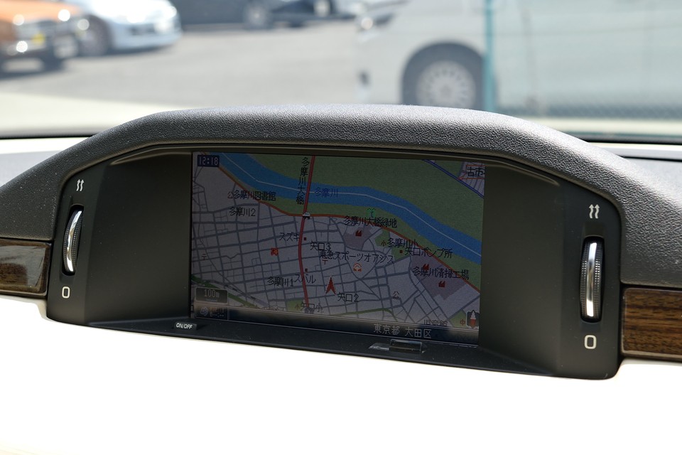 ナビは純正のパイオニア製HDDナビを装備。ミュージックサーバー機能やMP3ディスク、PCカードにも対応。後付のiPhoneアダプターケーブルも装着済なので、iPhoneからの音楽再生、充電も可能です。