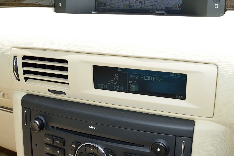 本国仕様では空調吹き出し口になるセンターコンソール右側の位置に、国内正規の右ハンドル車は、ご覧のインフォメーションディスプレイが装備されるため、吹き出し口がひとつになります。車両の様々な情報を瞬時に把握出来るのは良いのですが、真夏の暑い時期には助手席の方と取り合いになるかも？