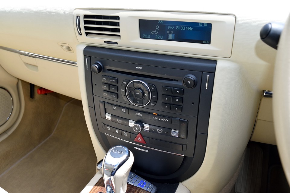 左右シンメトリーにスッキリと美しくレイアウトされた各種操作スイッチ。細かいところですが、こういうところをひとつひとつ丁寧に造り込むことで、全体的には落ち着いた雰囲気を造りだしているんだと思います。