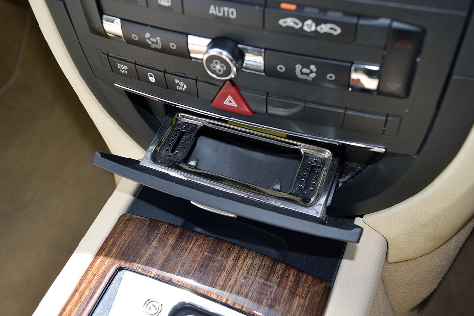 灰皿は使用した形跡がありません。タバコ臭もありませんので禁煙車だったようです。