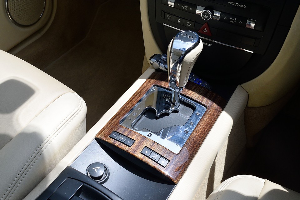 そして、差色ならぬ差木目？！でフラッグシップモデルらしさをさり気なく主張。ところどころに控え目にあしらった木目が効いてますねぇ～、これはセンス以外の何物でもないですね。