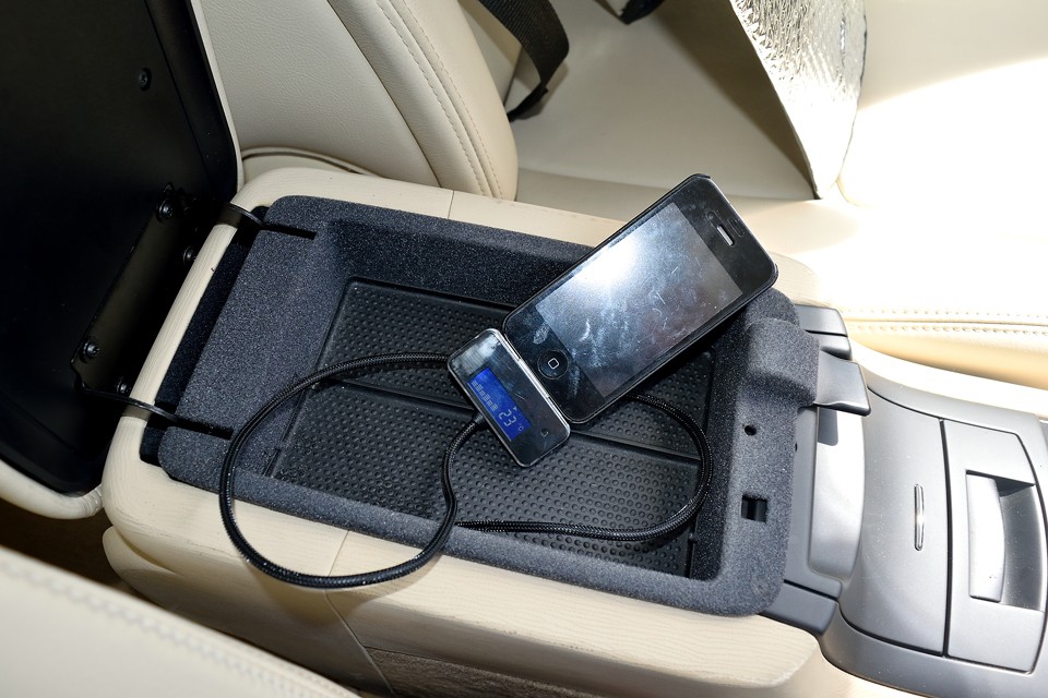 先ほども記載しましたが、センターBOX内にiPhone接続用アダプターケーブルを装備していますので、充電しながら、お好みのプレイリストの再生が可能！