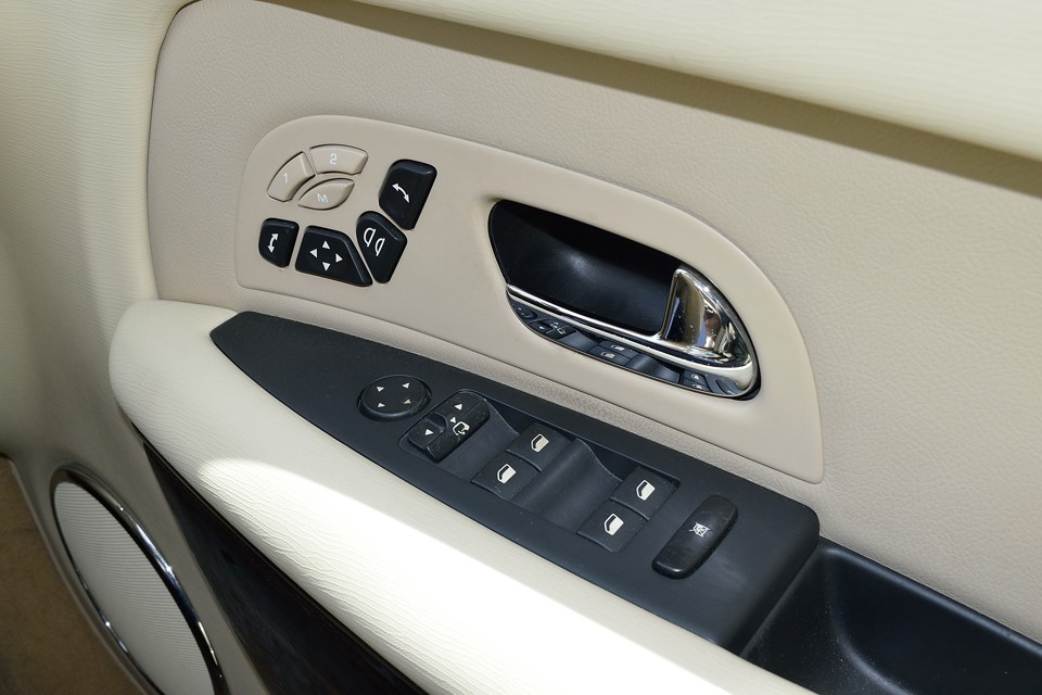 使用感の出やすい運転席のスイッチ類も、使用によるキズやテカリもほとんど見受けられません。