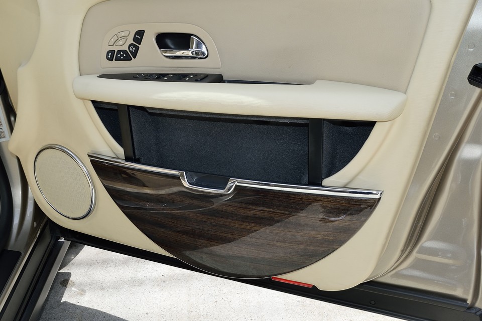 半円形の木目パネルは飾りではありません。中はかなりの容量の物入れです。しかも閉める時には、油圧なんでしょうか？「おぉ～、シトロエンもやれば出来るじゃん！」的な、ゆっくりと半自動でスライドして閉まります。