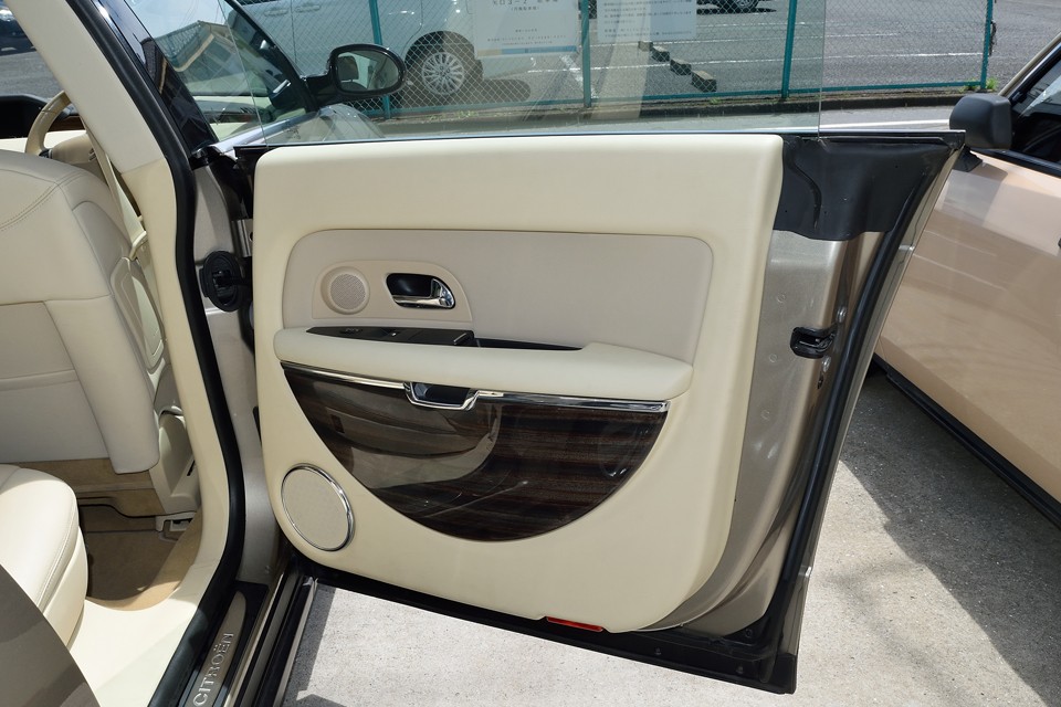 リアドアの内張りに至っては、「これもう、新品でいいじゃん！」的な・・・（笑）