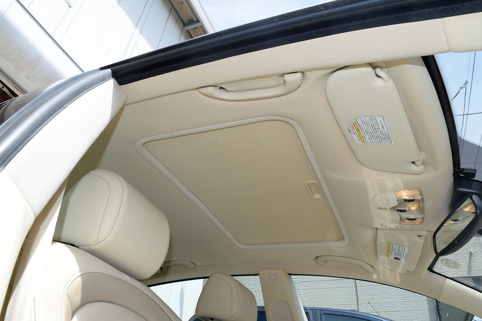 天張りもご覧の通り、キズはもちろん汚れも皆無。本車両はガラスサンルーフも装備のため内側にサンシェードが付きます。良くあるメッシュ生地ではなく、完全に日差しをさえ切るパネル状のシェードです。