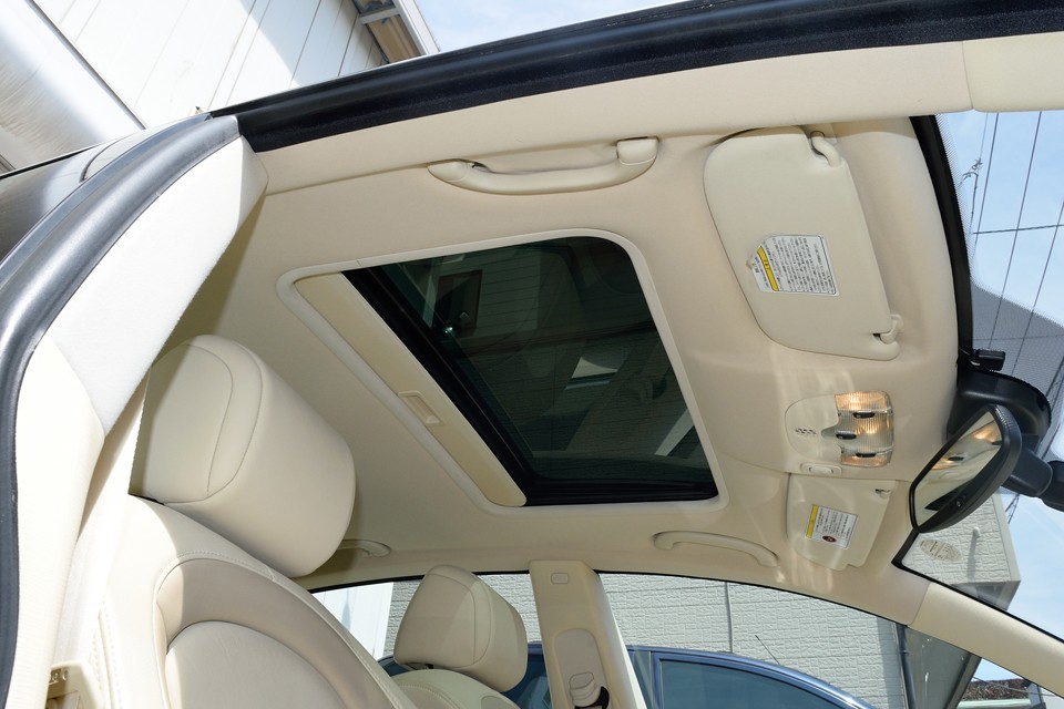 サンシェードを開けた状態。ガラスサンルーフと言っても、濃い色ガラスなので、それほど日差しは強くありません。むしろ、この時期は柔らかな日差しが、ちょうど良い感じです。