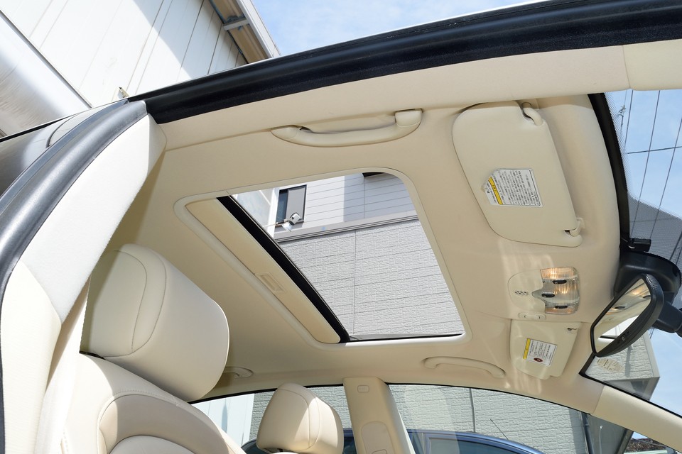 電動で任意の位置で開閉が出来ます。ポップアップ機能もありますので、一発換気にも便利！