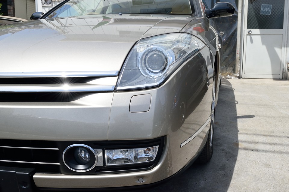 良く曇ってしまうヘッドライト、ウインカーもクリアーそのもの！ちなみに現オーナー様によりますと、ウインカーはディーラーさんで2回、新品交換したそうですが、いずれも洗車しただけで水が浸入し、水槽のような状態に！これはもう部品の品質なんでしょうね、なので、弊社入庫時、脱着してシール剤で処置しました。