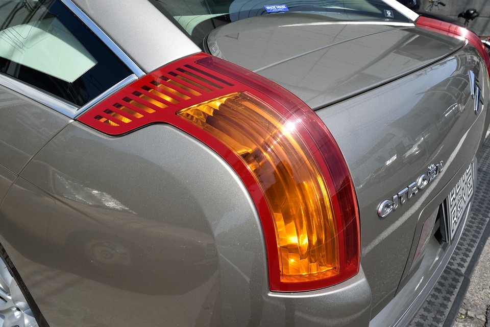 何度見てもアバンギャルドな形状のテールレンズ。毎度言いますが、これを単体で見たら、クルマの部品ではなく、確実に「オブジェ」にしか見えないでしょうね。