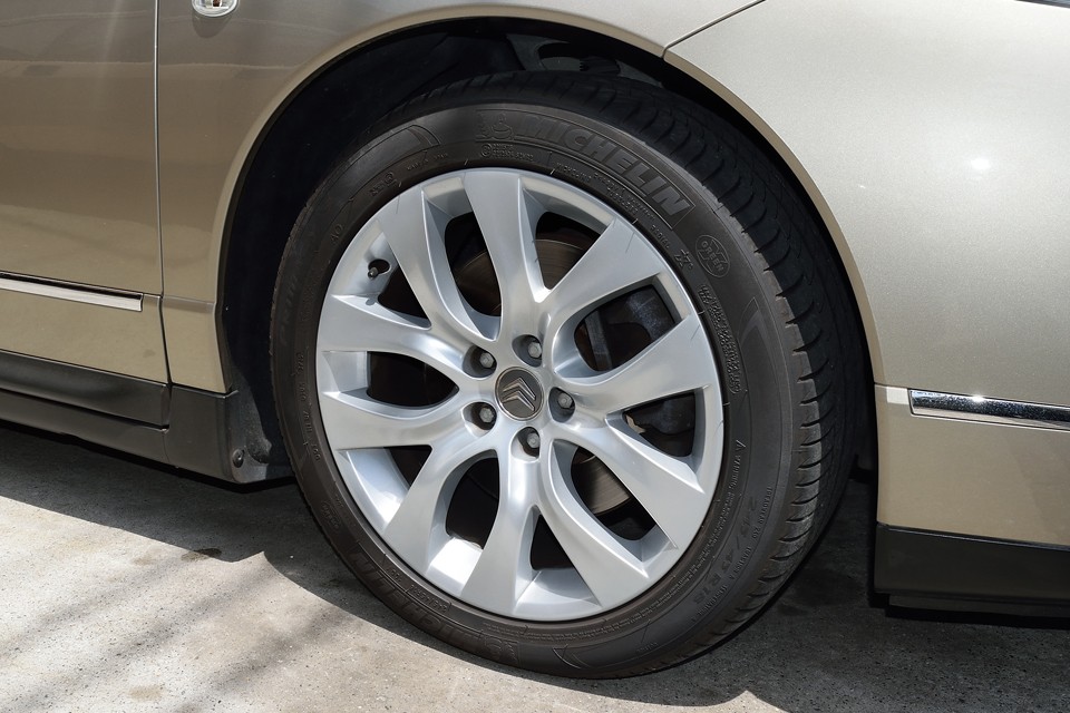 ホイールは過去オーナー様のお好みでしょうか、同サイズのC5用のものに換装されています。確かにC6用のノーマルホイールは平面的なデザインなので、この立体的なデザインも良いですね。ボディ同様、もちろん目立つキズはありません！