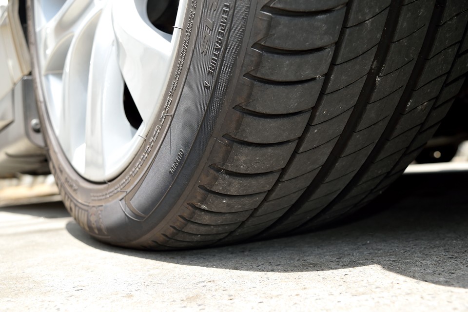 タイヤサイズは245／45R18。残山もご覧の通りタップリ！8分山というところでしょうか、当分交換の必要はありません。