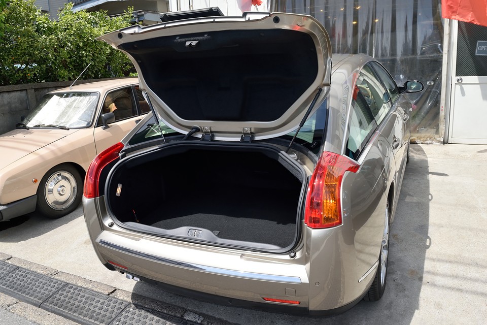 逆反りのリアウインドウのおかげで、トランクハッチを開けた時、上部がかなり奥まで開くので、トランク内へのアクセスもしやすい構造です。