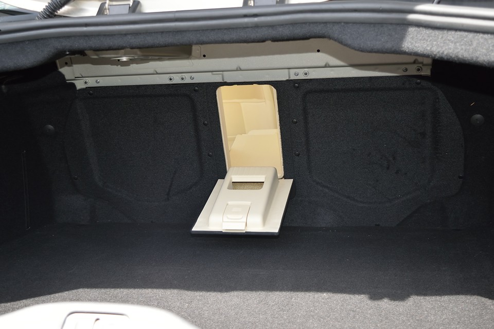 リアシート中央がトンネル構造なので、いざと言うときにはかなりの長物の積載もＯＫ！