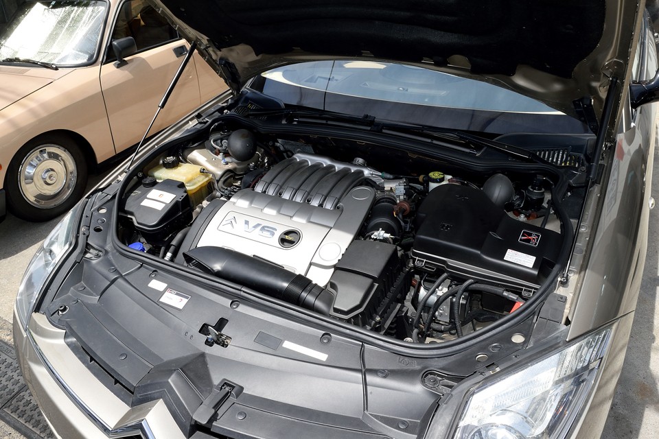 パッと見て「わぁキレイ！」という印象のエンジンルーム！諸元は、水冷Ｖ型6気筒DOHC、2946cc、最高出力215ps/6000rpm、最大トルク30.5kg・m/3750rpmを発生！車両重量1820kgなので、決してパワフルというわけではありませんが、そこはフランス車！実用域でのトルクは十分なので、想像以上にキビキビ走ります。やっぱり数値じゃなくてバランスなのね。