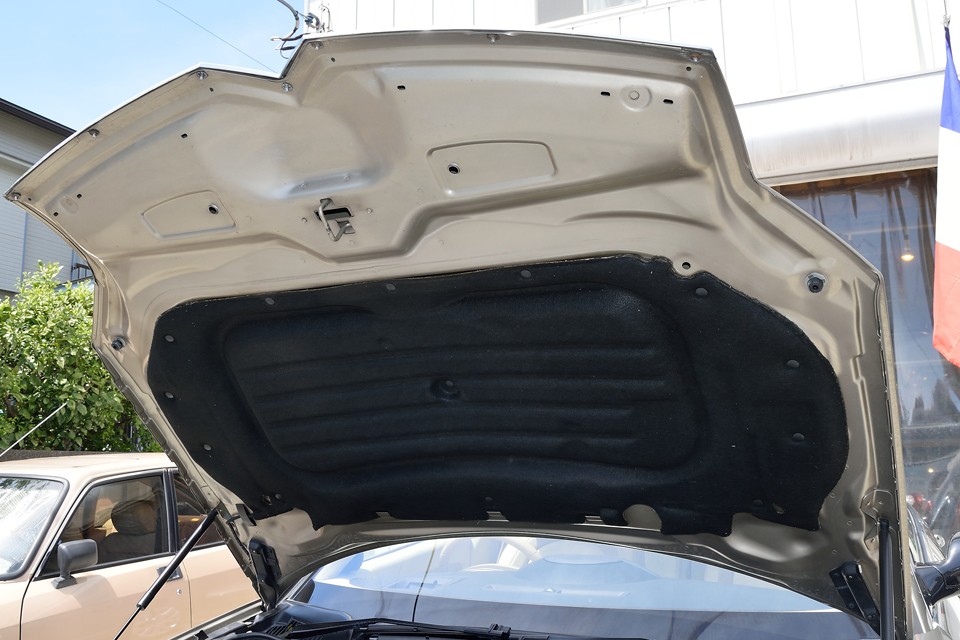 ついでにボンネット裏も・・・キレイだったのでつい。